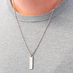 Man draagt graveerbare ketting in zilver