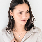 Vrouw draagt een mooie zilveren ketting om de hals