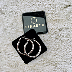 Mooie oorringen in een sieradendoosje om te shoppen