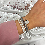 parel armbanden party om pols vrouw met glitter achtergrond