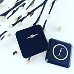 Graveerbare ring met vierkantje in sieradendoosje