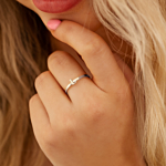 Initial ring mini gedragen om vinger