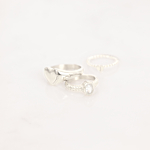 Mix van zilveren ringen op ondergrond