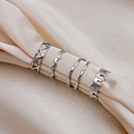 Mooie ringen op een satijnen doek om te kopen