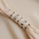 Mooie ringen op satijn voor een trendy look