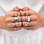 zilveren ringen om vingers vrouw