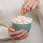 Leuke set met ringen en een kop warme chocomel