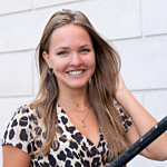 Vrouw heeft verschillende zilveren sieraden in