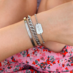 Zilveren armbandjes gemixt om pols bij meisje