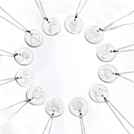 Mix van zilveren sterrenbeeld kettingen op satijn