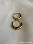 Influencer laat gouden statement hoops zien