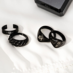 Mix van zwarte ringen op satijn