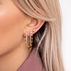 Vrouw draagt double stud sparkle earring in oor