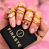 Mix van gouden ringen om hand met roze achtergrond