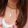 Ketting met drie letters om te kopen in een gouden kleur