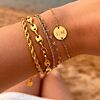 Gouden armparty bij vrouw