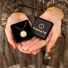 gouden coin ketting met veren en gravering in doosje