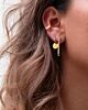 Model met gouden earparty