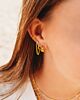 Mooie earparty met gouden oorbellen en ear cuff in oor