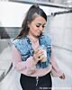 Influencer met milkshake draagt gouden ketting