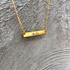 Graveerbare bar ketting met sierletters goud kleurig