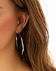 meisje draagt Big hoop earrings