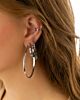 Meisje draagt Big hoop earrings in earparty