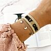 Vrouw draagt holy chic armparty om pols