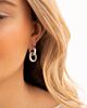 Model draagt double crystal earrings in oor