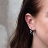 earcuffs in het oor van een vrouw voor een party look