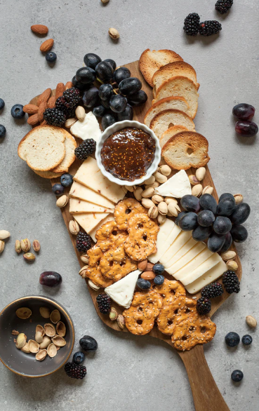 Borrelplank met kazen toast en andere lekkernijen