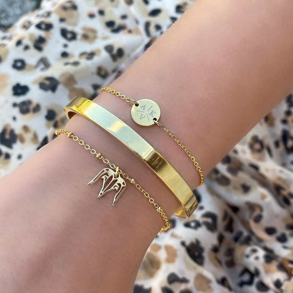 gouden bangle met sterrenbeeld en letter armbandje