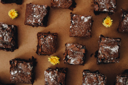 chocolade brownie met poedersuiker