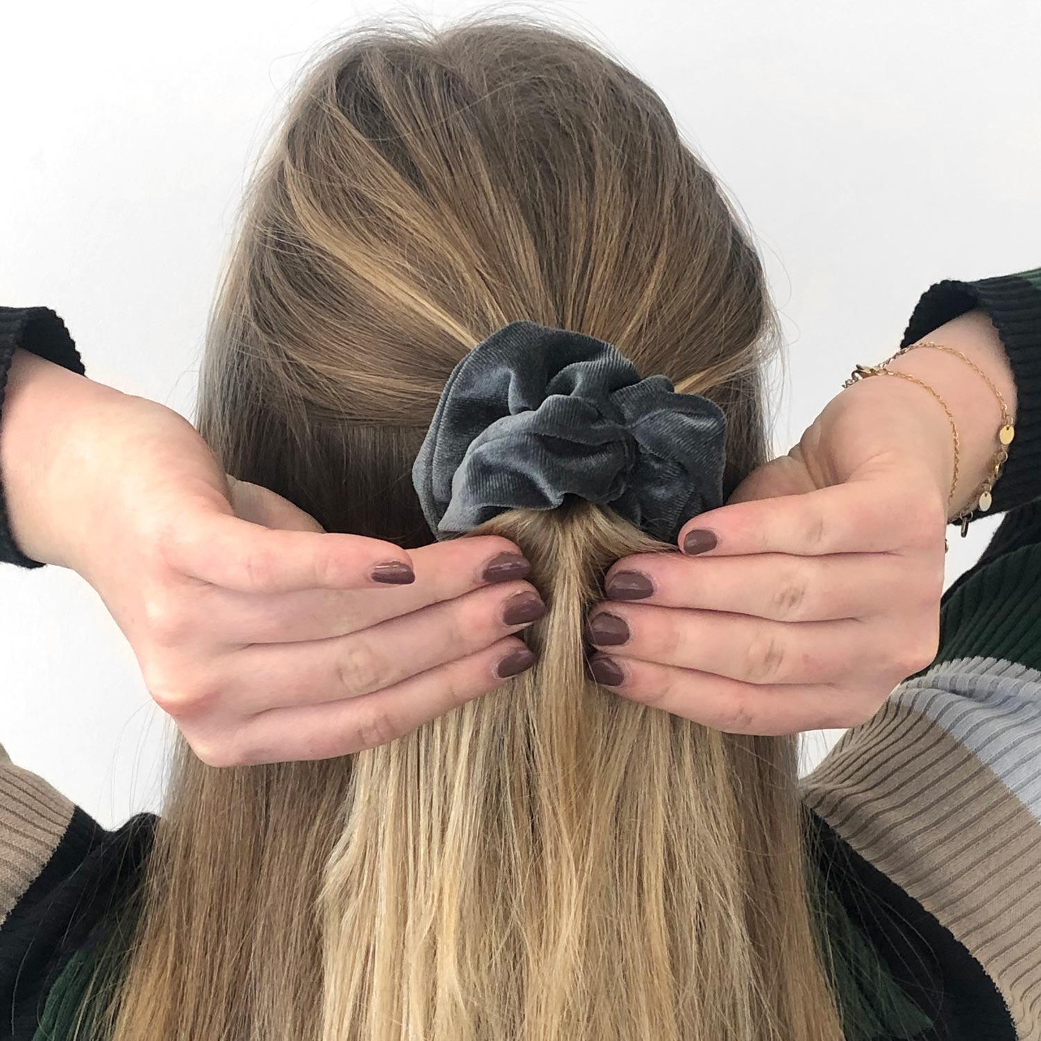 Meisje met blonde haren en velvet scrunchie