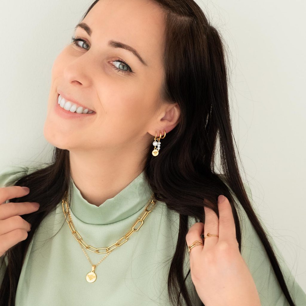 collega Lianne met gouden sieraden look