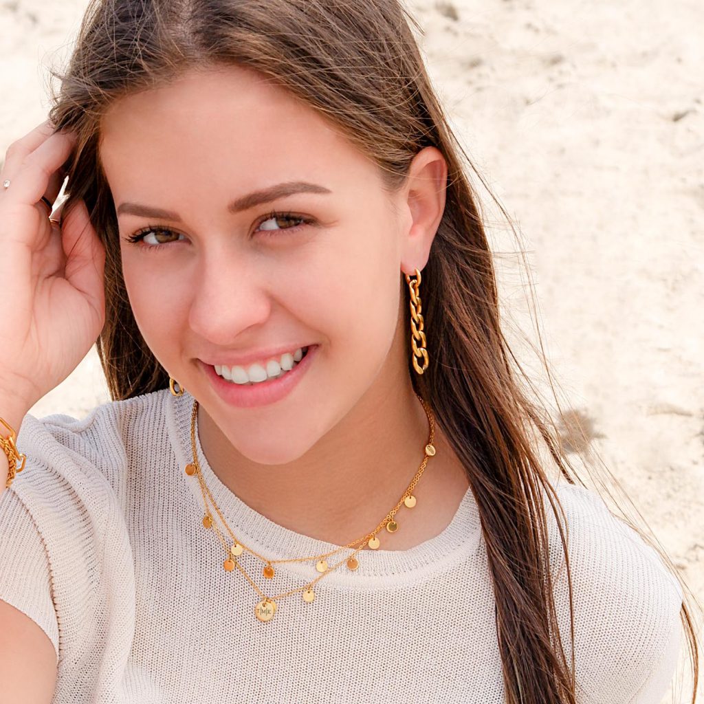 gouden sieraden look bij meisje met bruin haar