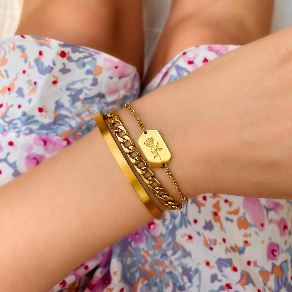 gouden armparty met bloemetjes jurkje