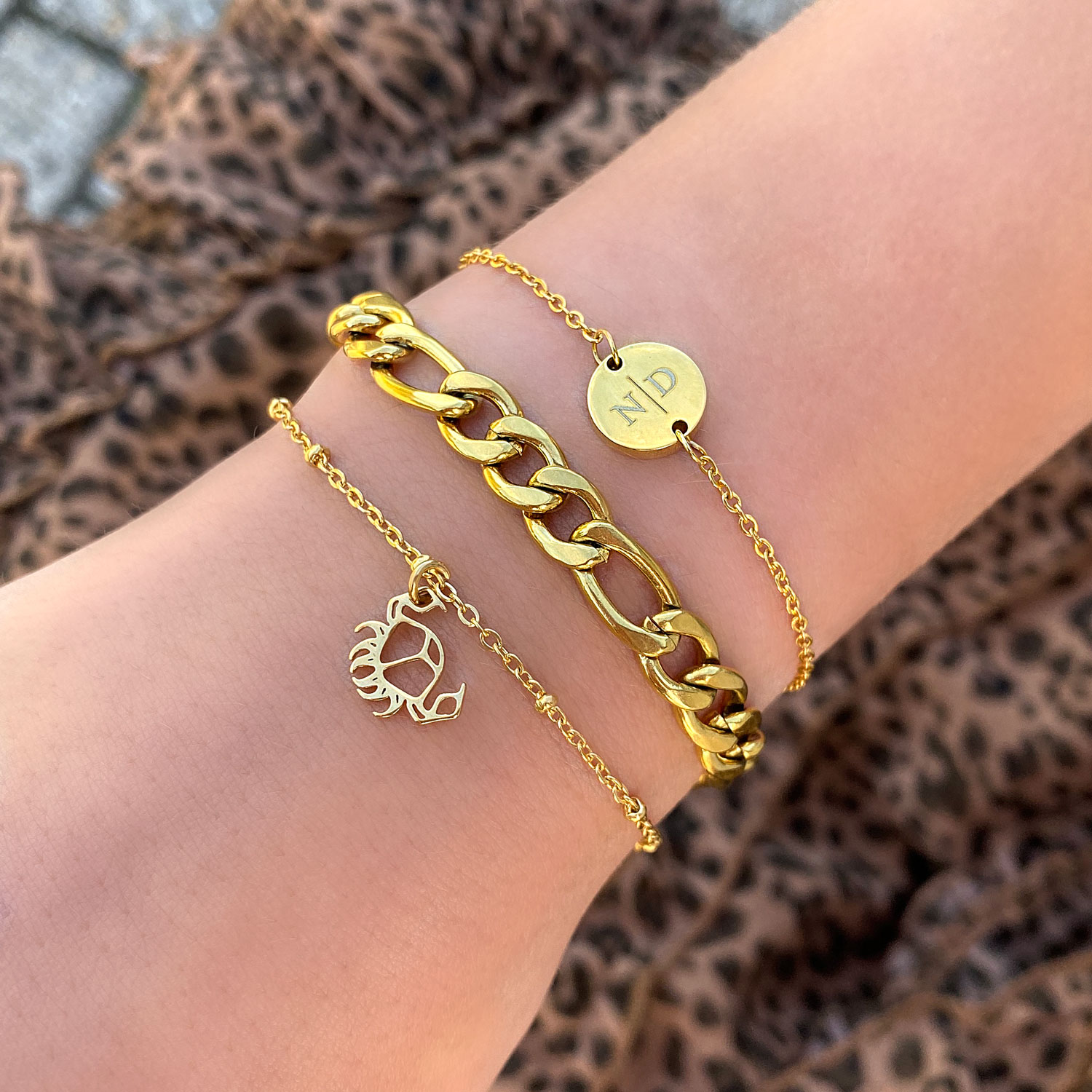 Gouden armbanden met chain gravering en sterrenbeeld