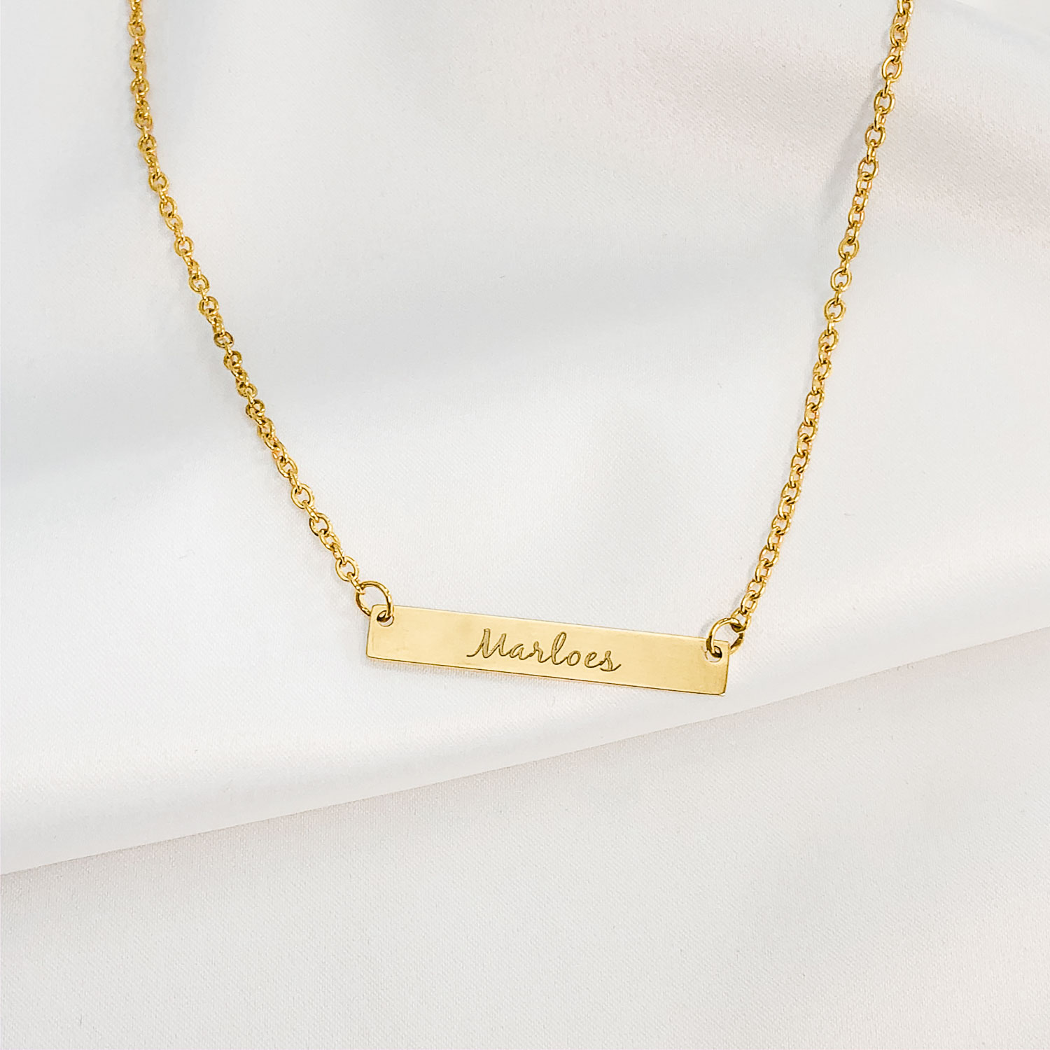 gouden bar ketting met sierletters gravering