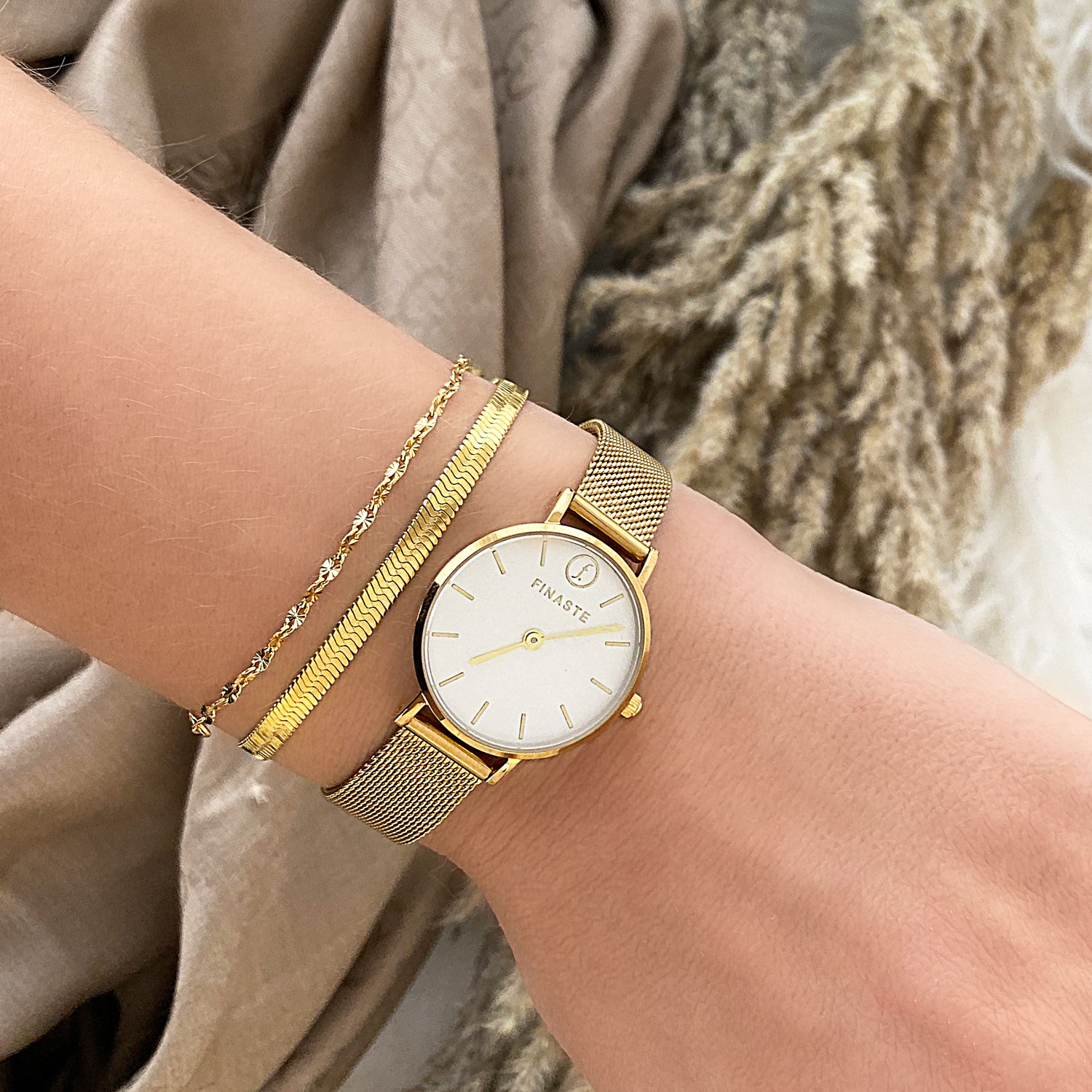 Gouden armparty met horloge en basisarmbandjes