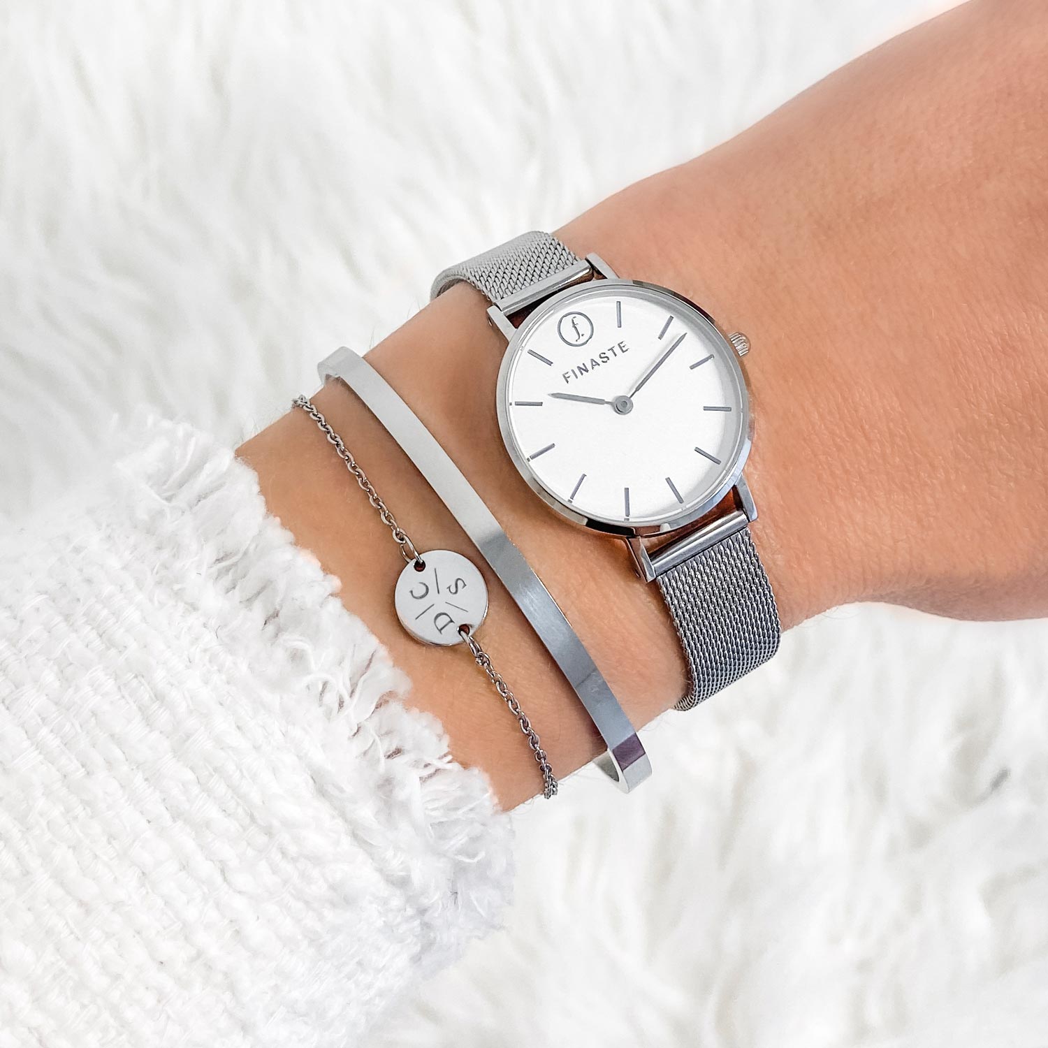 Zilveren armparty met horloge bangle en graveerbaar armbandje