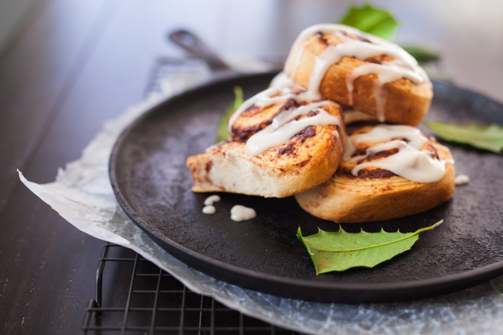 cinnamon rolls op bordje