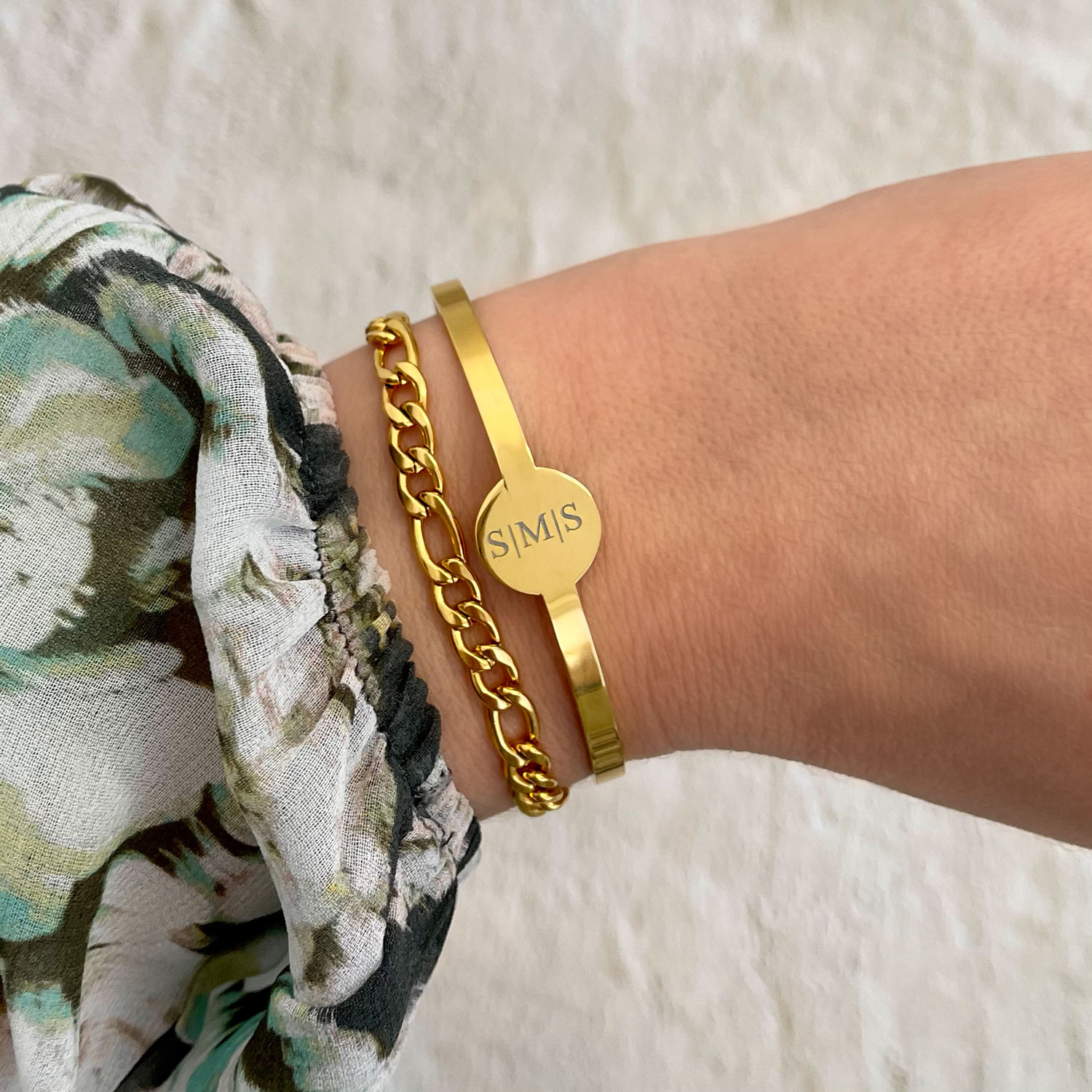 gouden armparty met bangle met gravering