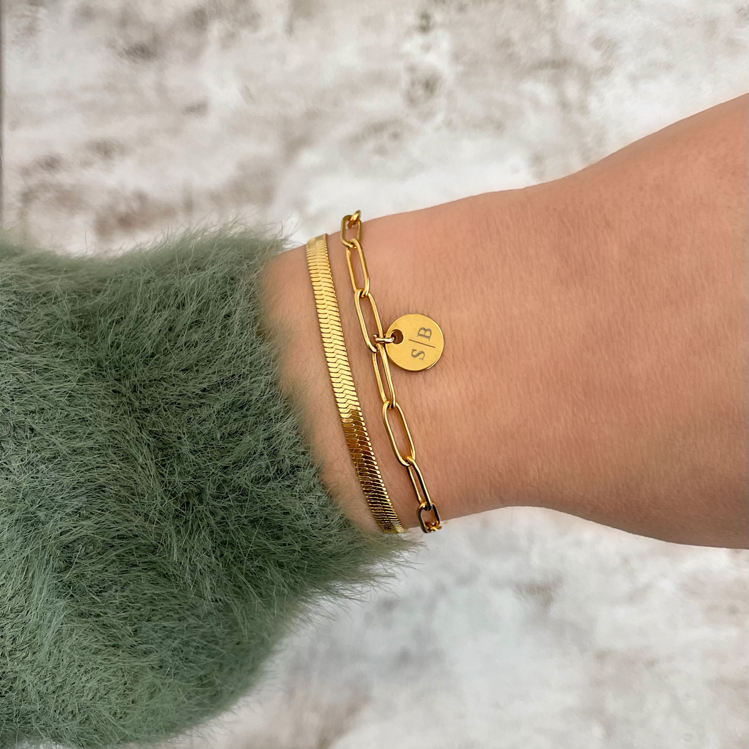 gouden armparty met gravering