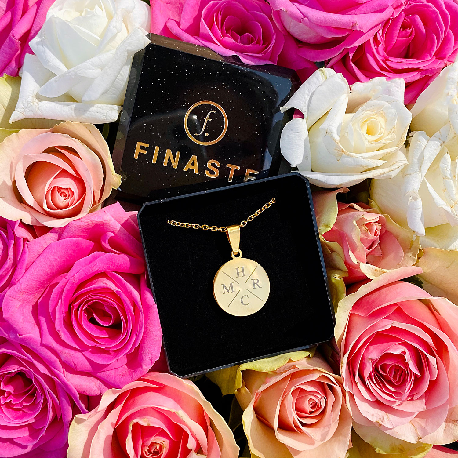 gouden initialen ketting in doosje met bloemen