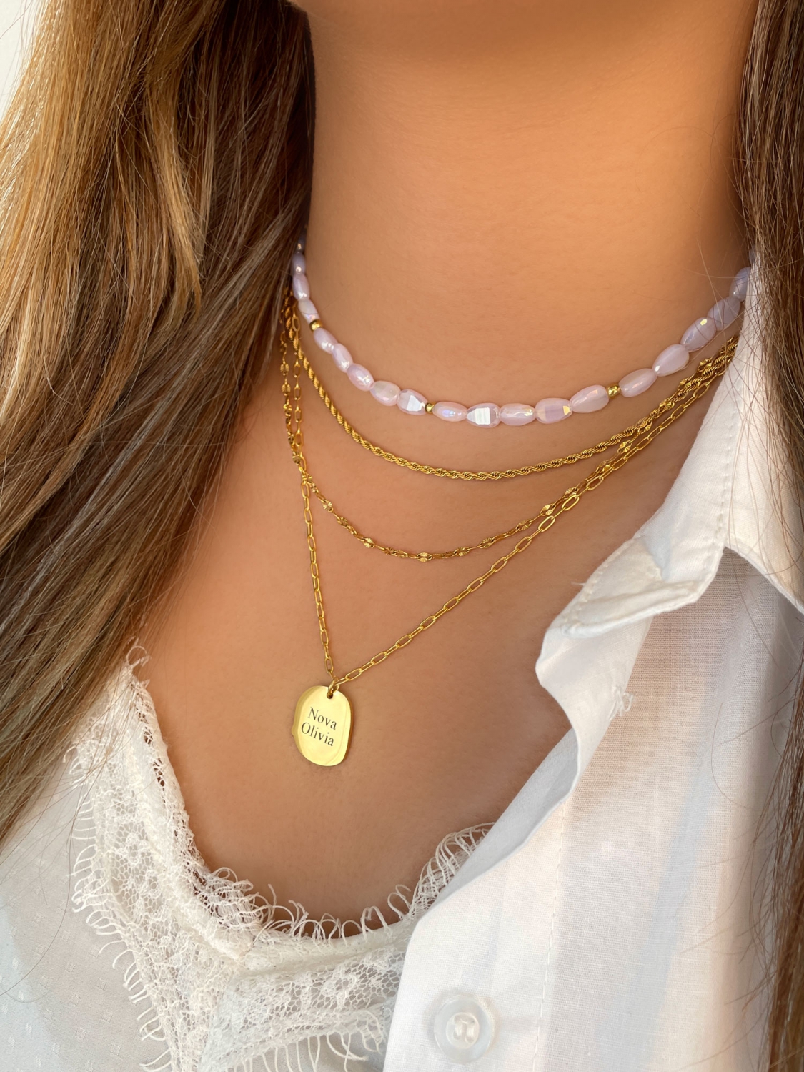 gouden persoonlijke necklace layer om hals