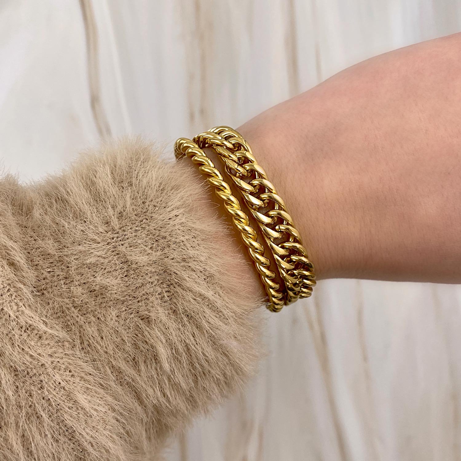 armparty met gouden chain armbanden