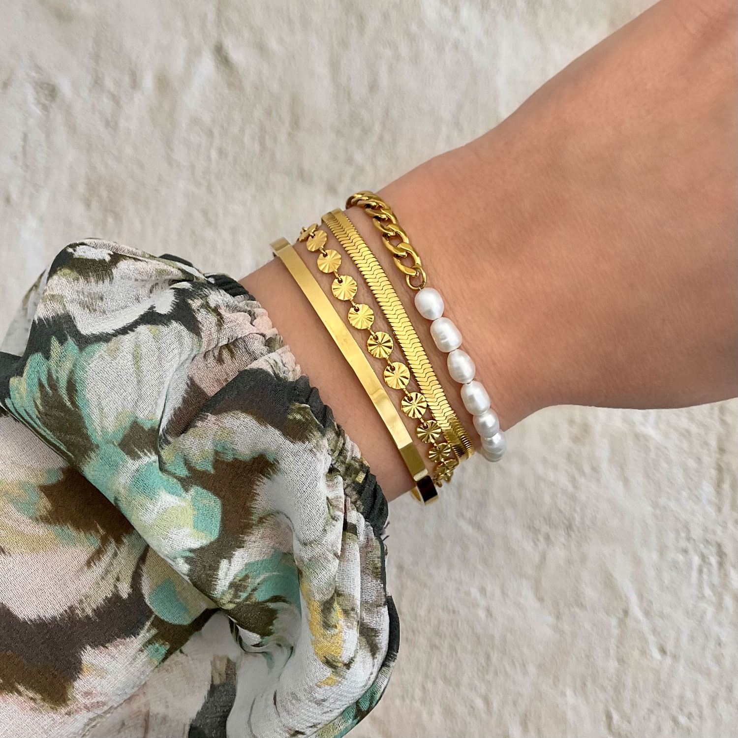 gouden armparty met parel armband