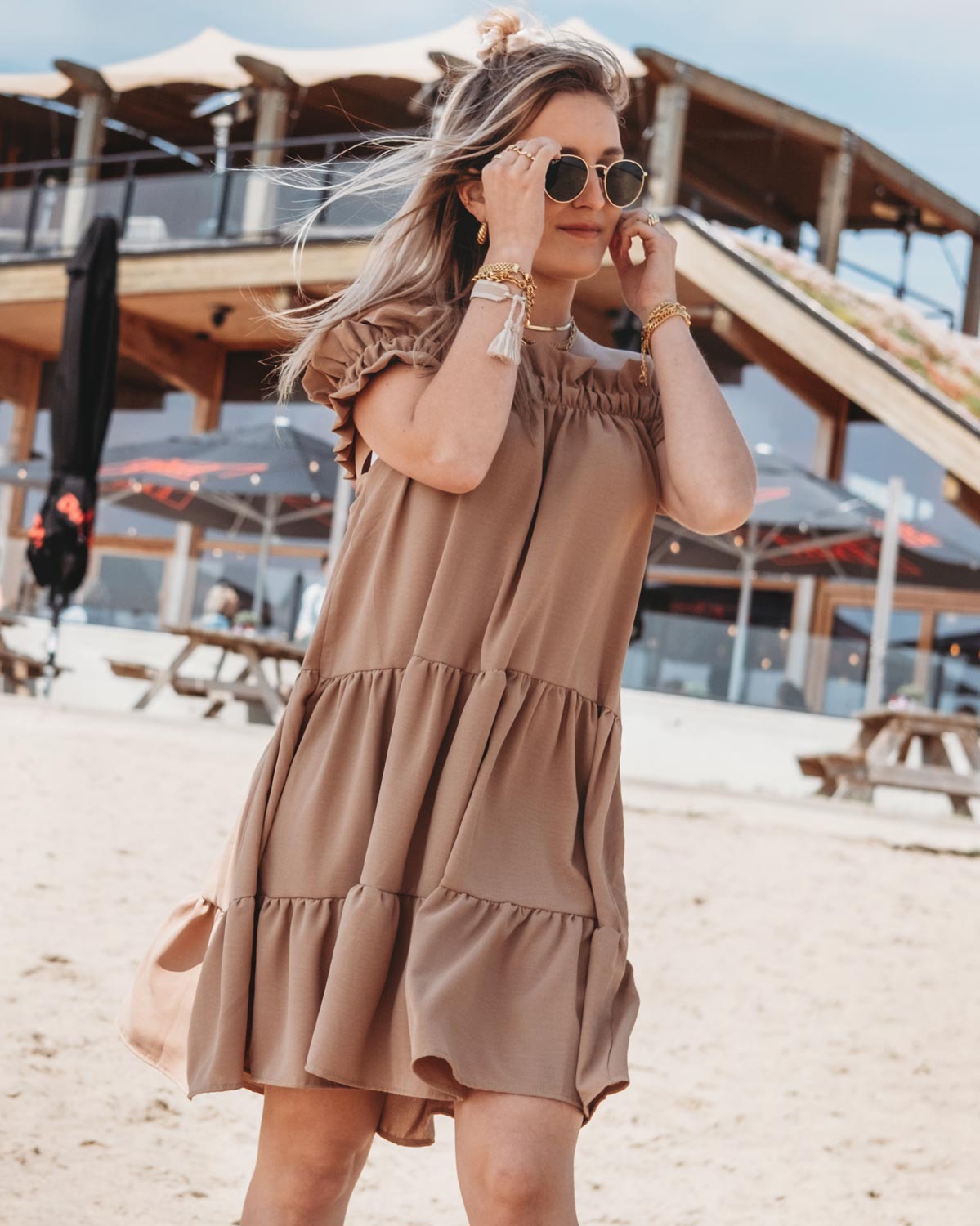 vrouw draagt camel off shoulder jurkje