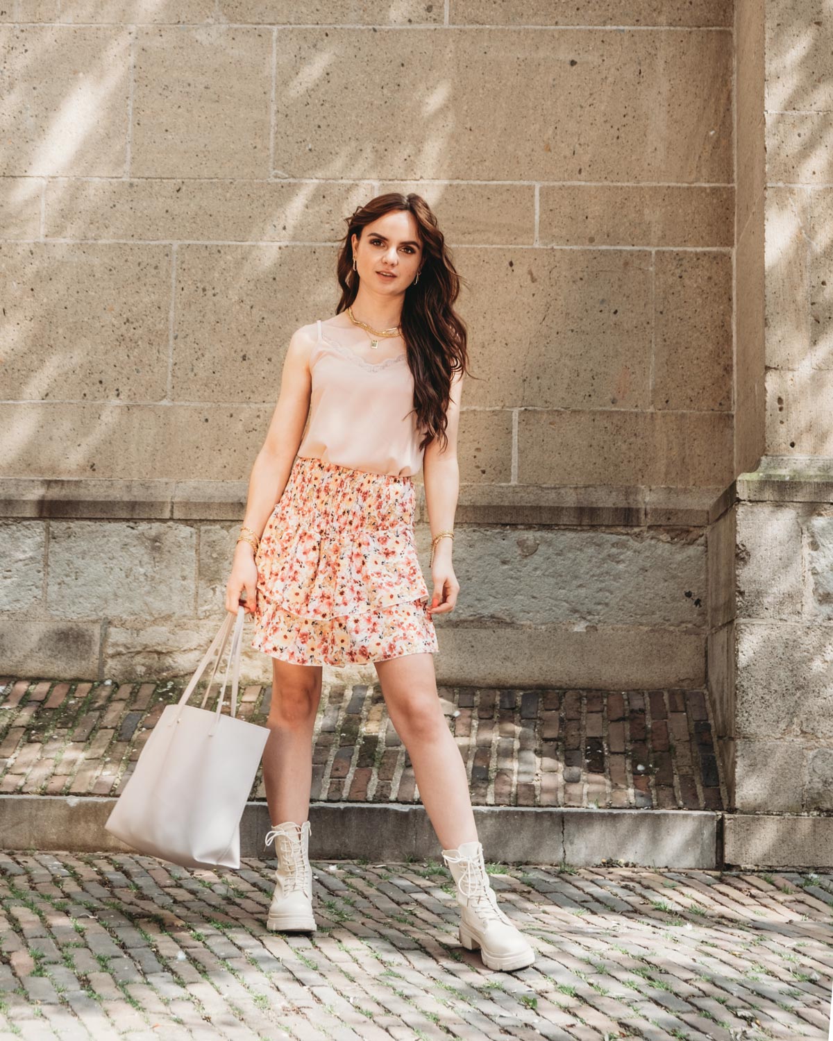 vrouw draagt zomeroutfit met bloemetjes rokje